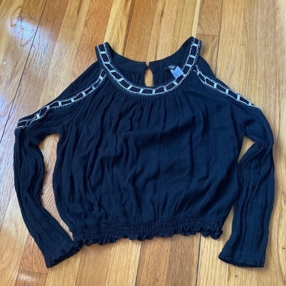 Open shoulder long sleeve crop embellished top size 6 EUC.